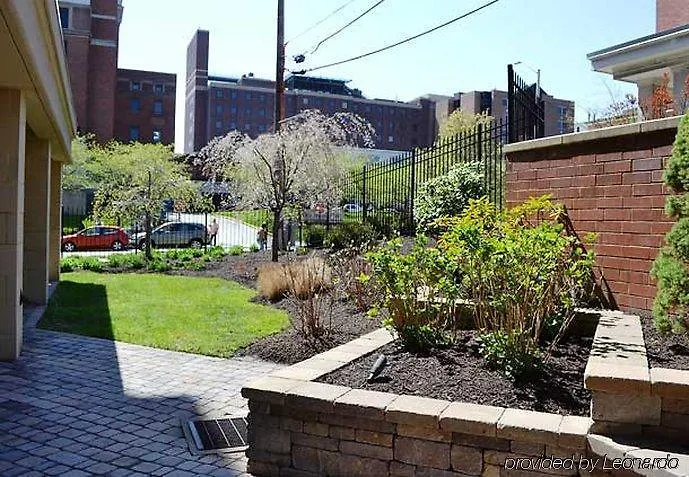 Courtyard Shadyside Hotel