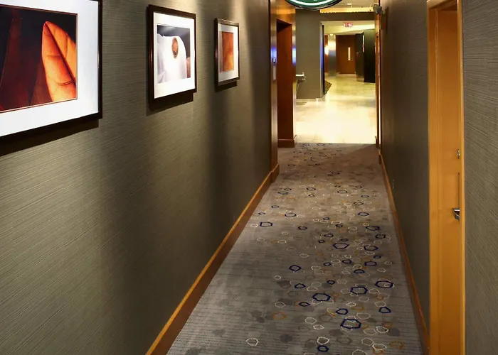 Courtyard Shadyside Hotel