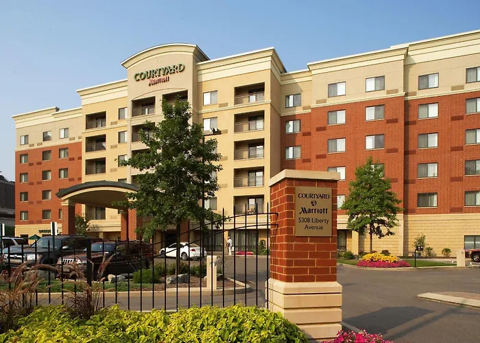 Hotel Courtyard Shadyside
