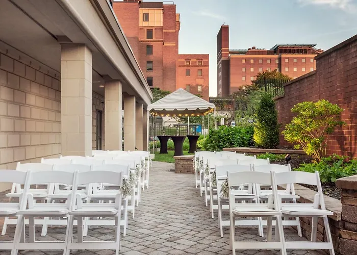 Courtyard Shadyside 3*