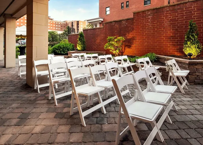 Hotel Courtyard Shadyside