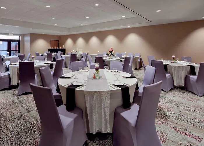 Courtyard Shadyside Hotel 3*