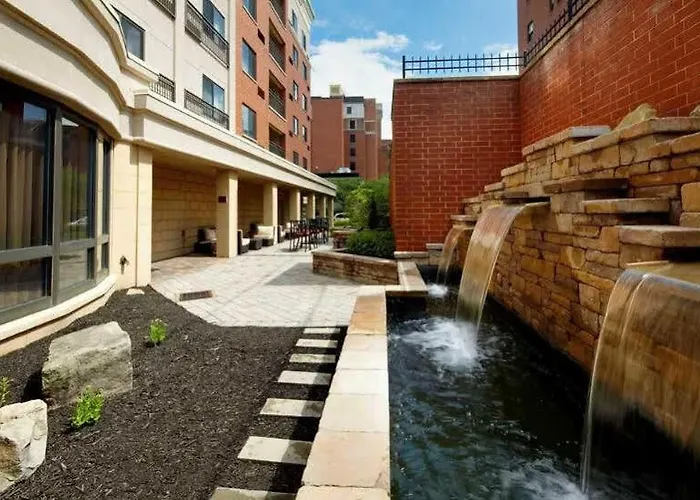 Courtyard Shadyside Hotel 3*